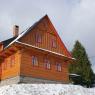 Nátěr domu OSMO Color Ochranná olejová lazura 728 cedr, pavlač a okna OSMO color karmínová červeň a sklandinávská červená 1:1 Nátěr domu OSMO Color Ochranná olejová lazura 728 cedr, pavlač a okna OSMO color karmínová červeň a sklandinávská červená 1:1